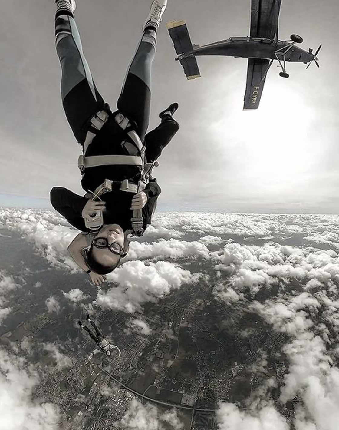 Saut en parachute tandem en chute libre sous l'avion de largage