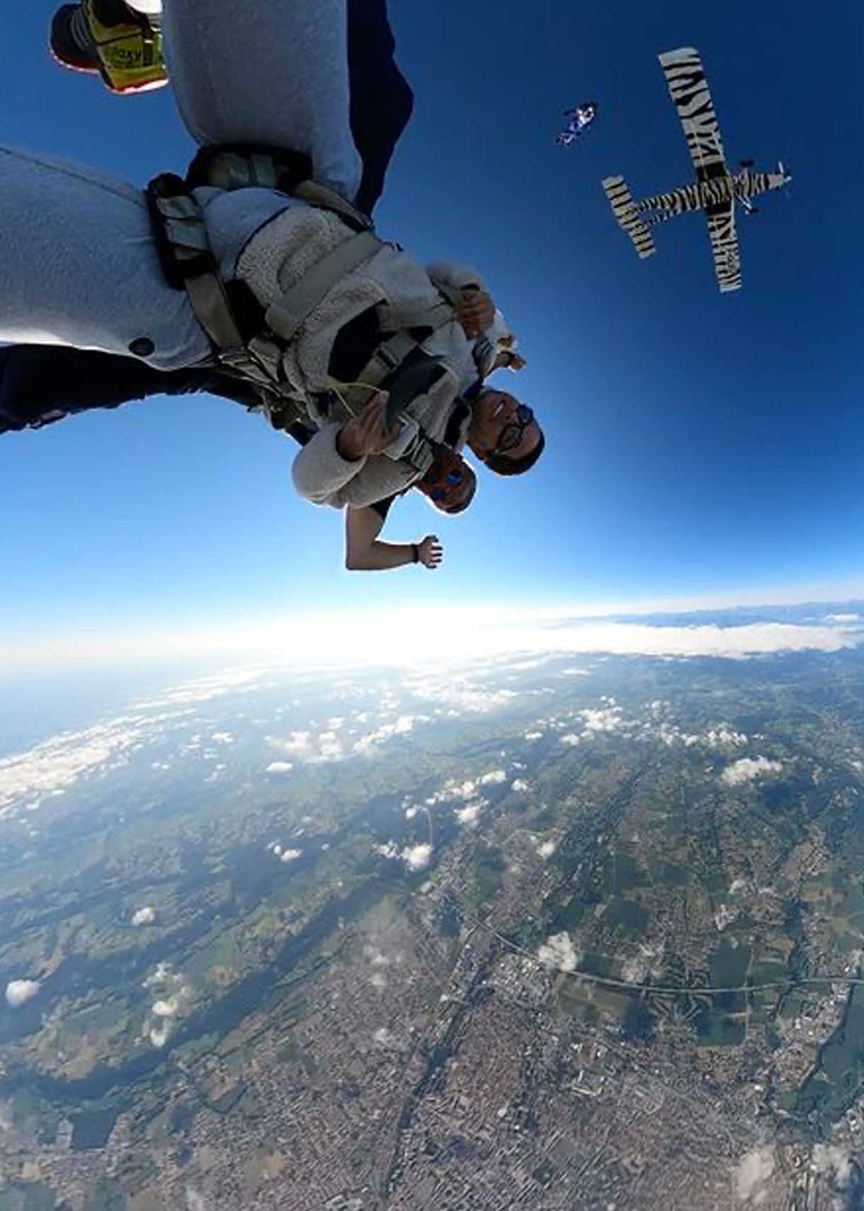 Chute libre en tandem au-dessus de Tarbes, avion en arrière-plan