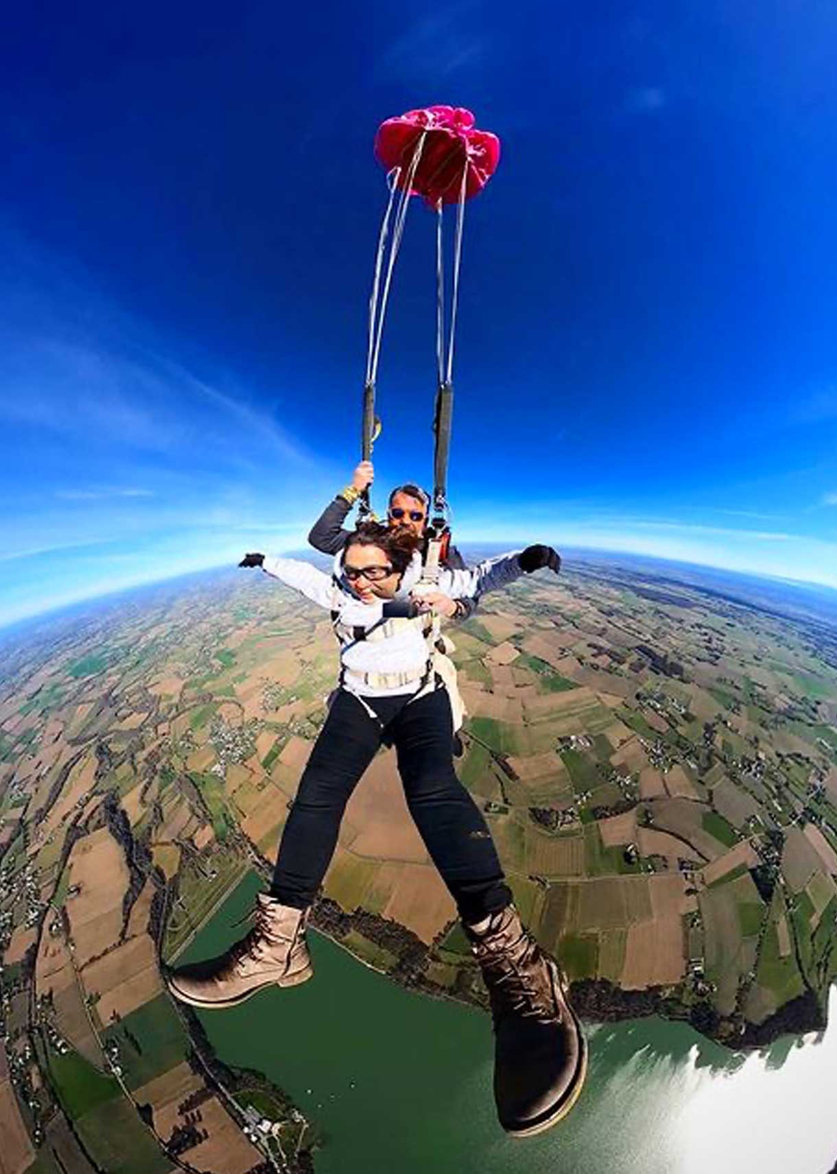 Passagère sous voile en tandem au-dessus de la campagne bigourdane