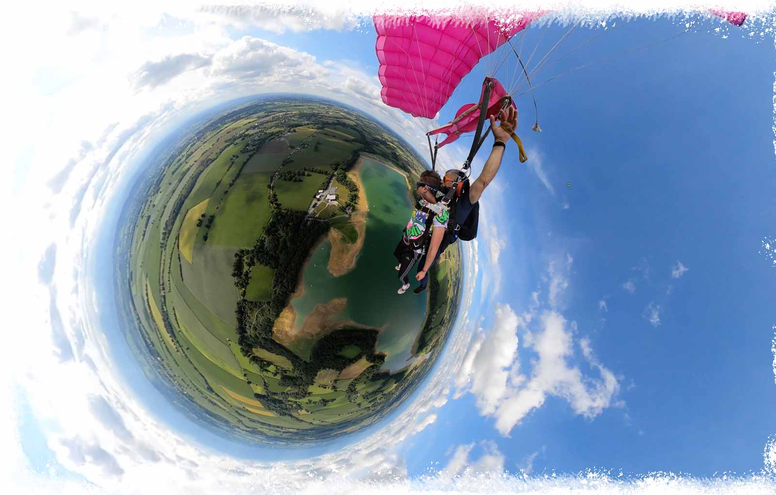 Vue panoramique 360° d'un saut en parachute tandem au-dessus de Tarbes